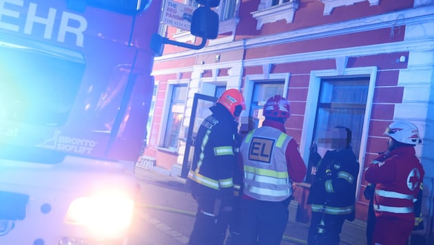 Mit Atemschutz drangen die Einsatzkräfte ins Gebäude vor.
