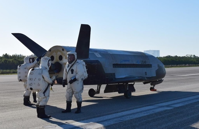 Der amerikanische X-37-Gleiter unmittelbar nach einer Landung im Jahr 2017.