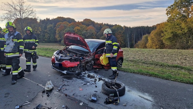 Die Unfallstelle zeigt die schweren Schäden am Gefährt der Lenkerin.