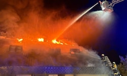 Ein ehemaliges Erholungszentrum steht im Vollbrand.