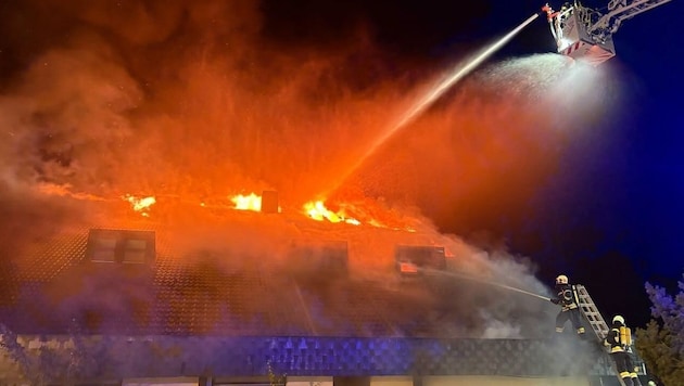 Ein ehemaliges Erholungszentrum steht im Vollbrand.