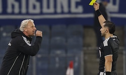 Markus Schopp (Hartberg-Trainer) und Schiedsrichter Isa Simsek