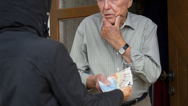 Die Polizei warnt: Geben sie weder Bargeld noch Schmuck an Unbekannte oder angebliche Kuriere. ...