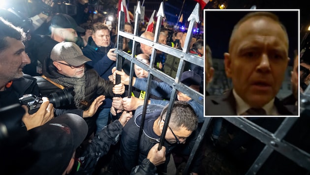Demonstranten zwängten Freitagabend das Tor des Verfassungsgerichts auf. Staatspräsident ...