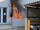 Ersthelfer brachten die Flammen unter Kontrolle, die Feuerwehr konnte den Brand löschen.