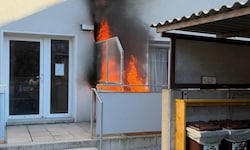 Ersthelfer brachten die Flammen unter Kontrolle, die Feuerwehr konnte den Brand löschen.