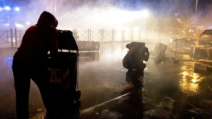 Protestierende setzten Mülltonnen in Brand.
