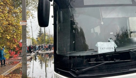 Mehr als 200 Menschen sind aus der russisch besetzten Frontstadt Oleschky in Sicherheit gebracht ...