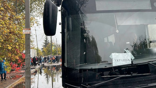 Mehr als 200 Menschen sind aus der russisch besetzten Frontstadt Oleschky in Sicherheit gebracht ...