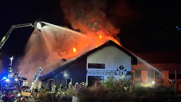 Das Erholungszentrum Lindabrunn stand jahrelang leer, jetzt ging es in Flammen auf.