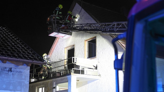 Die Feuerwehr in Traun bei den Nachlöscharbeiten