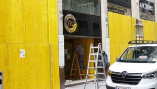 Zahlreiche Läden verbarrikadieren ihre Schaufenster.