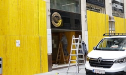 Zahlreiche Läden verbarrikadieren ihre Schaufenster.
