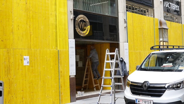 Zahlreiche Läden verbarrikadieren ihre Schaufenster.