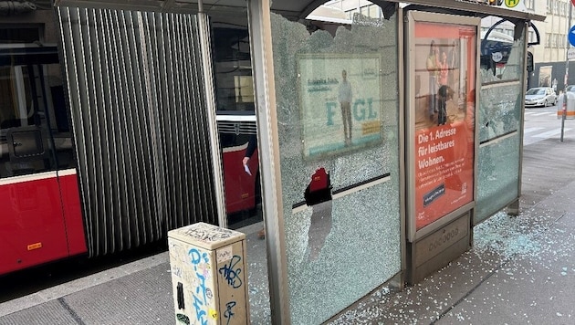 Mit dem Notfallhammer zerstörte der Mann die Scheibe einer Bushaltestelle.