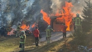 Die Feuerwehr kämpft aktuell gegen einen Großbrand bei den Jägerhütten.