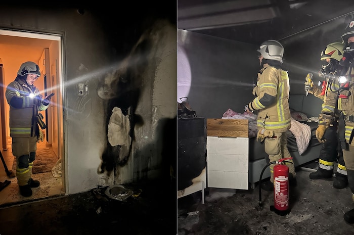 Die Einsatzkräfte in der verrauchten Wohnung in dem Mehrparteienhaus..