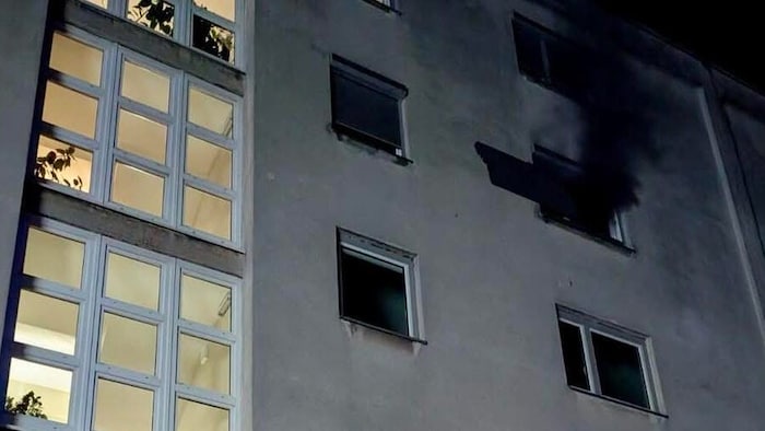 Rauch drang aus der Wohnung im dritten Stock.