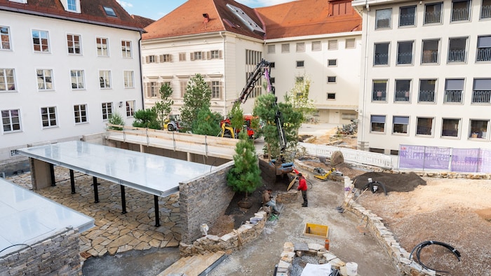 Der Fahrradabstellplatz ist im Burgwald integriert.