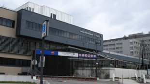 Im Krankenhaus St. Pölten kämpfte man tagelang um das Leben des jungen Pkw-Lenkers – ...