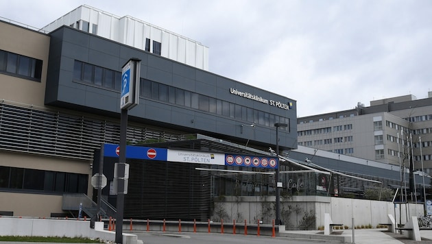 Im Krankenhaus St. Pölten kämpfte man tagelang um das Leben des jungen Pkw-Lenkers – vergeblich.