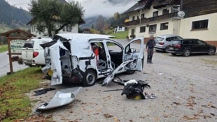 Das Fahrzeug wurde durch die Explosion massiv beschädigt.