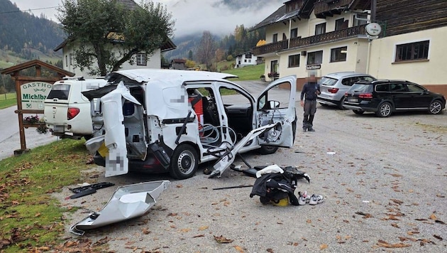 Das Fahrzeug wurde durch die Explosion massiv beschädigt.