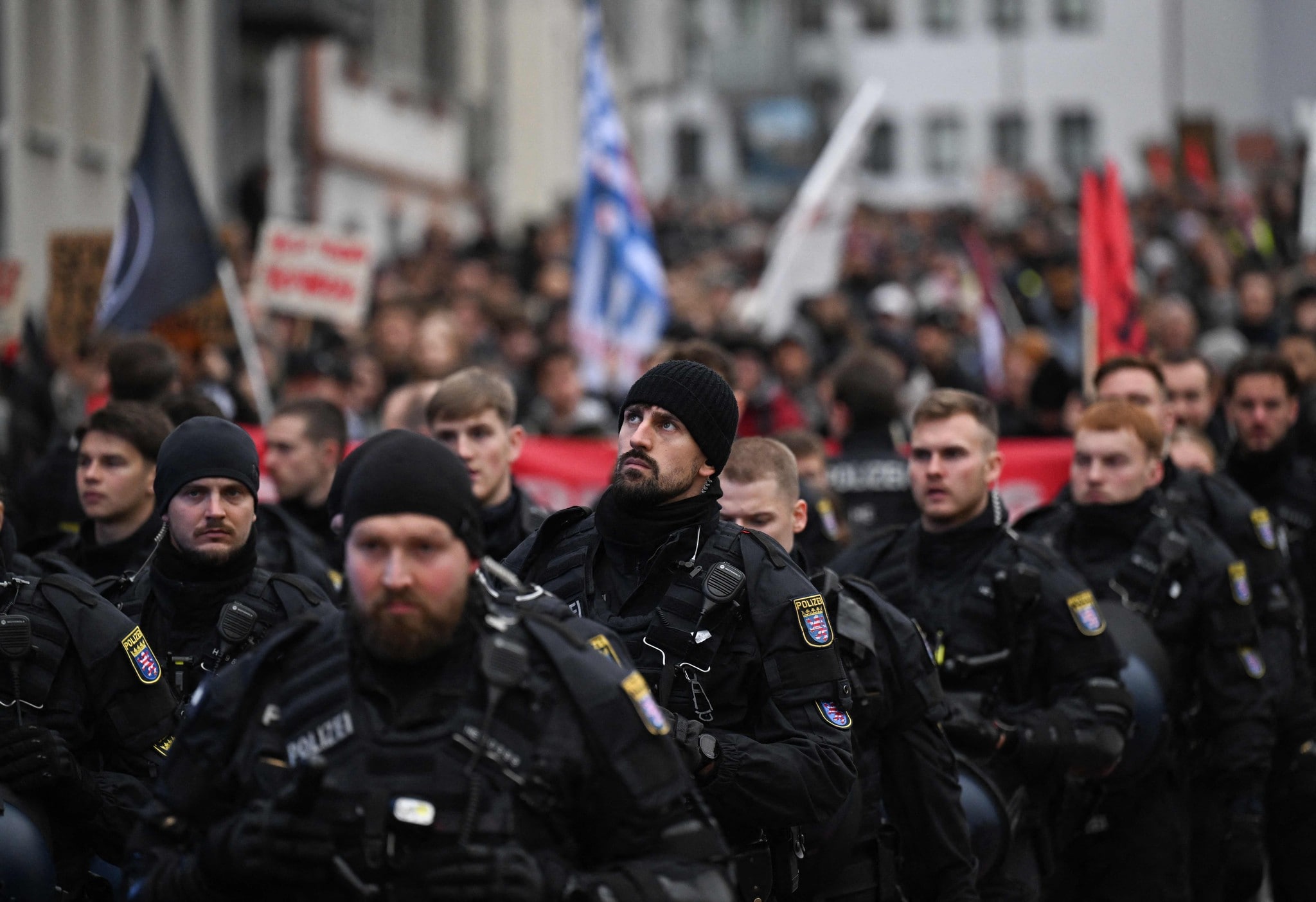 Die Polizei überwachte den Protestzug in Frankfurt.