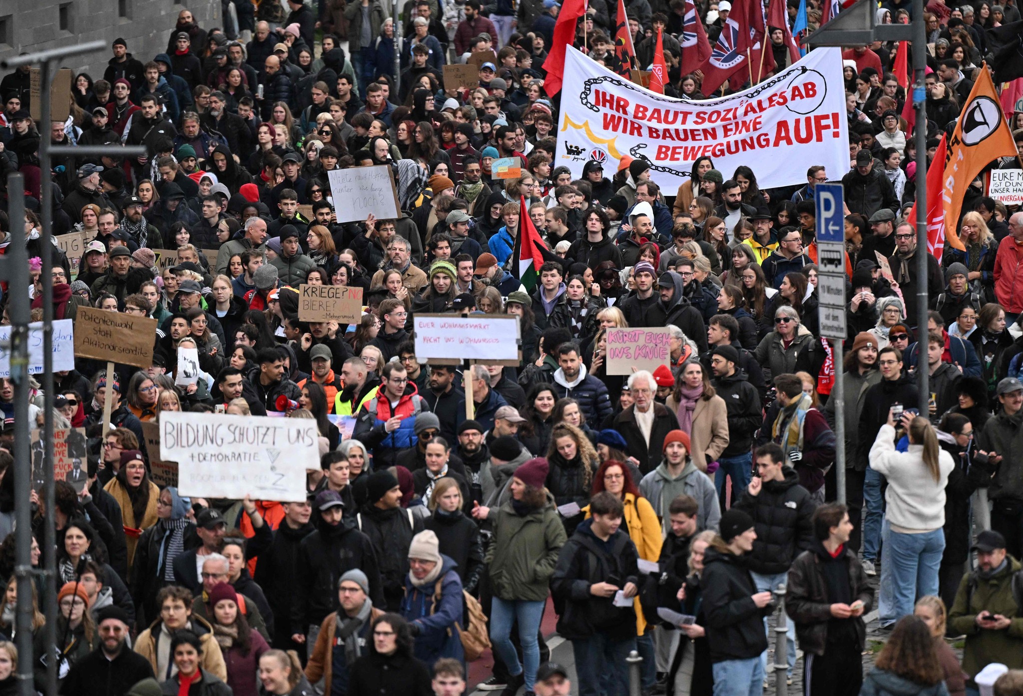Auch in Frankfurt waren bereits am frühen Nachmittag zahlreiche Demonstranten unterwegs.