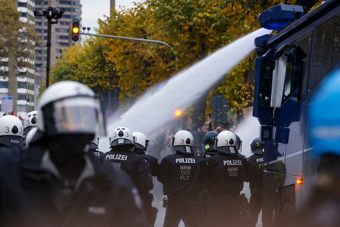 Wasserwerfer sollen in Köln Randalierer in Schach halten.