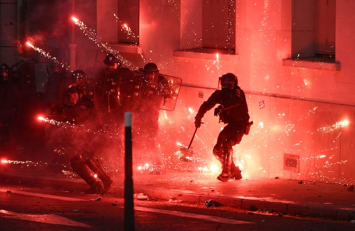 Polizisten in Paris werden mit Feuerwerkskörpern angegriffen – die Lage war am Abend äußerst ...