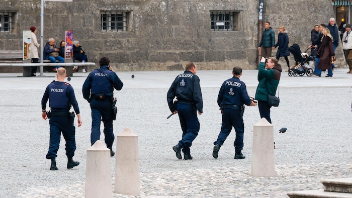 Patrouillierende Polizisten und Touristen am Residenzplatz.