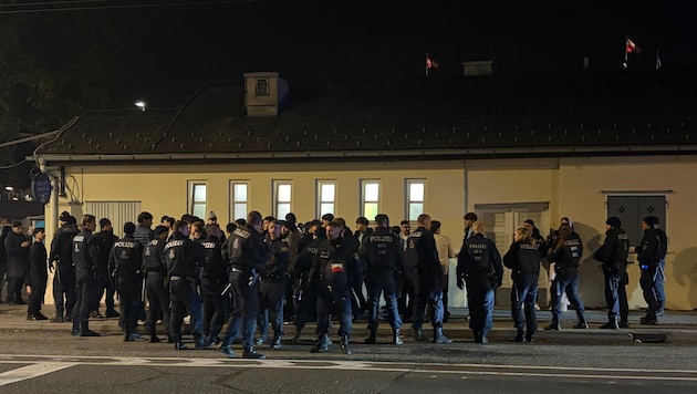 Dutzende Polizisten kontrollieren eine Gruppe männlicher Jugendlicher beim Hanuschplatz. .