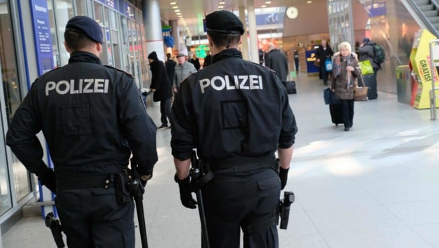 Polizisten am Linzer Hauptbahnhof (Bild: Horst Einöder)