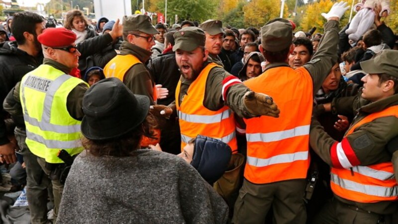 Massenansturm in Spielfeld Ende 2015 (Bild: EPA)