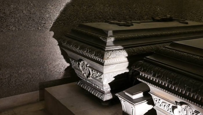 Seite an Seite und in Reih und Glied ruhen die Habsburger in der Kapuzinergruft.