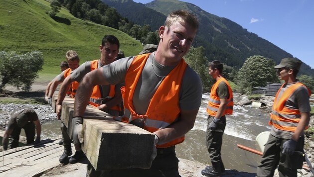 Jede zupackende Hand ist willkommen im Katastrophengebiet: Junge Pioniere reparieren eine Brücke. (Bild: Wolfgang GREBIEN)
