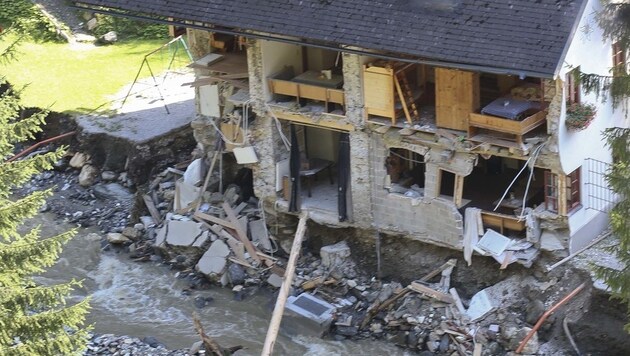 Ein vom Wasser schwer beschädigtes Wohnhaus (Bild: Wolfgang GREBIEN)