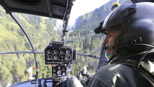 Mit dem Helikopter machte sich das Bundesheer ein Bild von der Lage (Bild: Wolfgang GREBIEN)