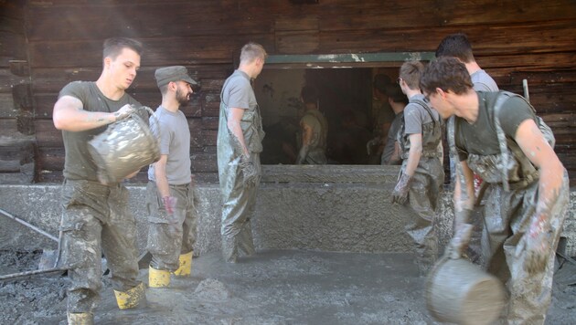 Soldaten des Bundesheeres bei Aufräumarbeiten nach den schweren Unwettern in Großarl (Bild: BUNDESHEER/WOLFGANG RIEDLSPERGER)