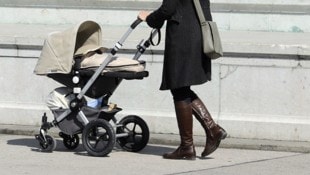 Die Frau war mit ihrem drei Wochen alten Baby spazieren (Symbolbild).