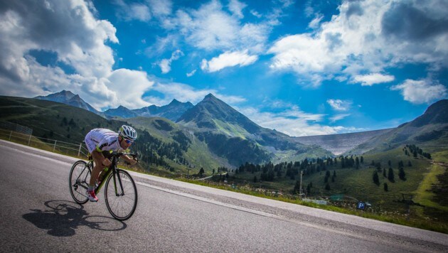 Für die malerische Landschaft haben die Extremradler beim Race Around Austria keinen Blick. (Bild: Felix Roittner)