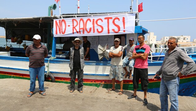 Tunesische Fischer protestieren gegen das Identitären-Schiff "C-Star". (Bild: AFP)