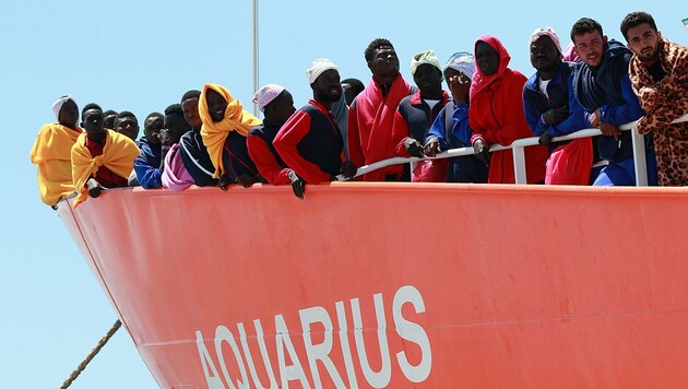 Gerettete Flüchtlinge an Bord der Aquarius (Bild: AFP)