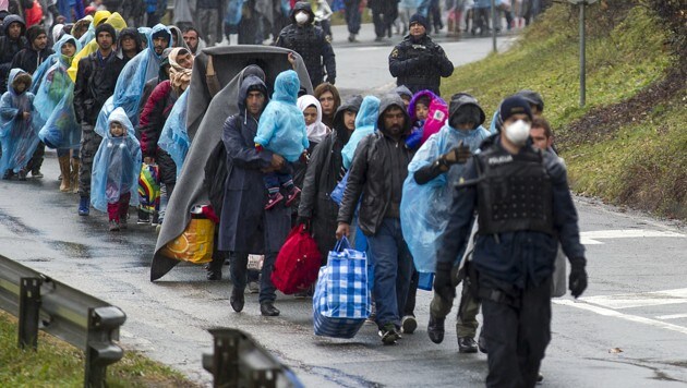 Flüchtlinge auf dem Weg nach Spielfeld im November 2015 (Bild: APA/Erwin Scheriau (Archivbild))