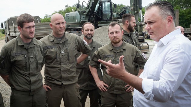 Verteidigungsminister Hans Peter Doskozil mit Soldaten (Bild: HBF/Pusch)