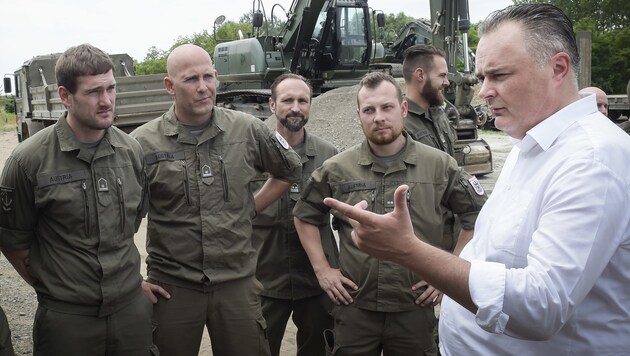 Verteidigungsminister Hans Peter Doskozil mit Soldaten (Bild: HBF/Pusch)