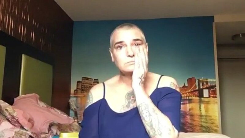 Sinead O'Connor weint vor laufender Kamera. (Bild: YouTube.com)