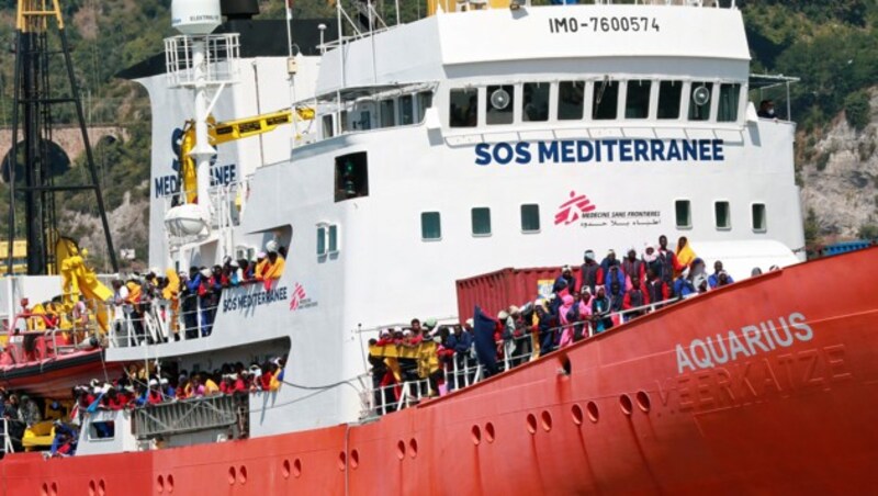 Das von Ärzte ohne Grenzen und SOS Mediterranee betriebene Rettungsschiff Aquarius im Einsatz (Bild: CARLO HERMANN/AFP)