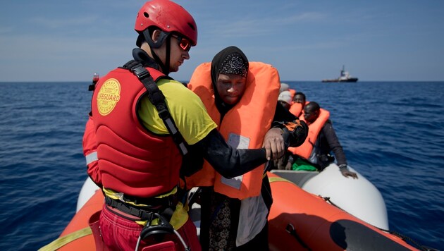 Eine Hilfsorganisation bei der Rettung von Bootsflüchtlingen aus dem Mittelmeer (Bild: AP)